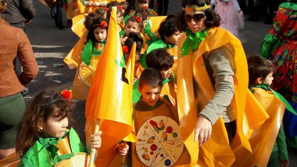 Desfile carnavalesco da comunidade escolar