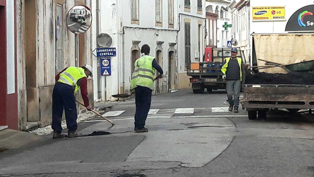 Reparação de pavimento nas ruas da Freguesia
