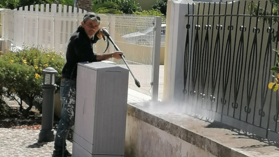 Lavagem e pintura de muros na rua João de Deus
