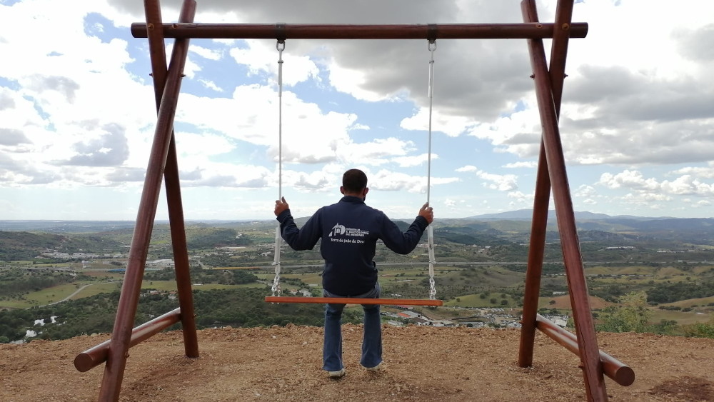 Instalação de baloiço panorâmico em Pico Alto
