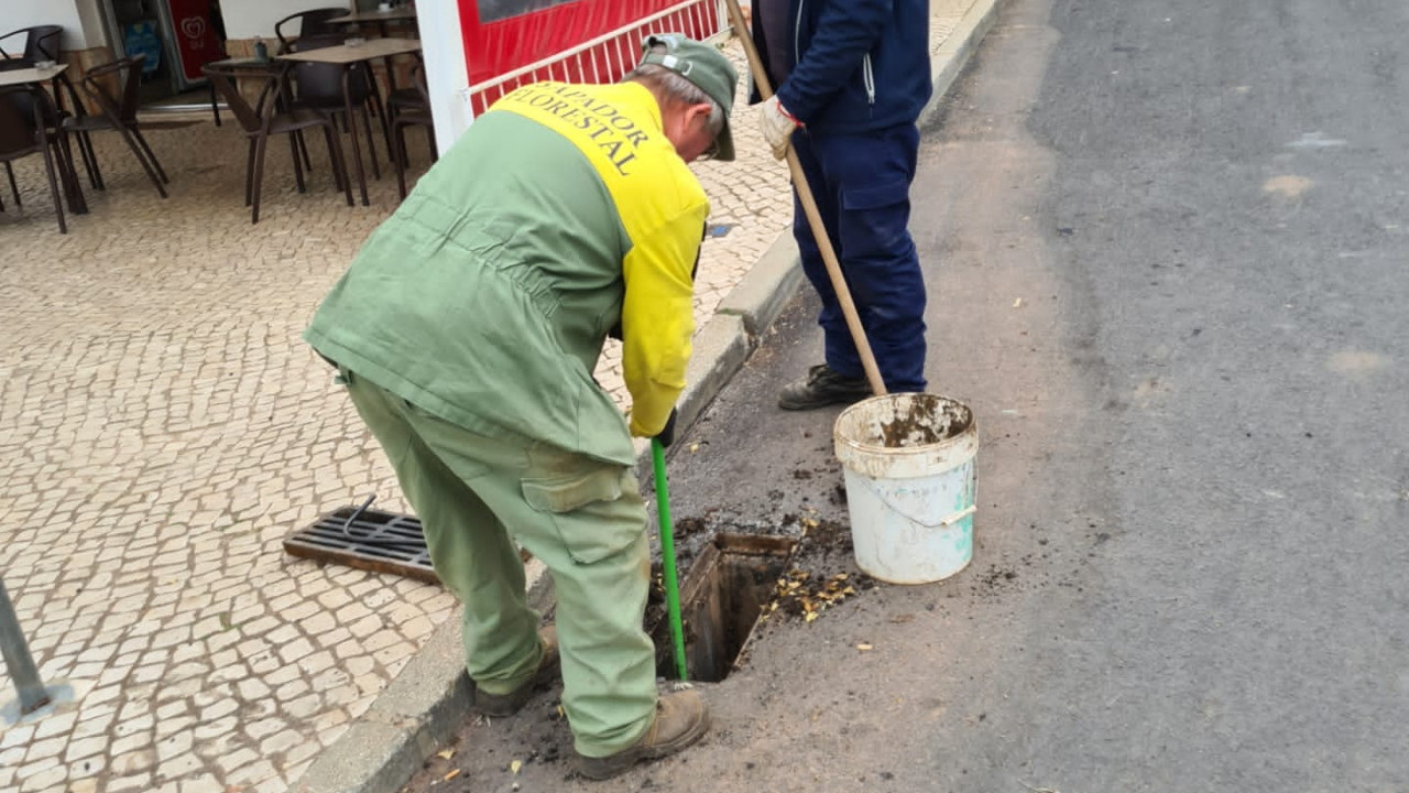 Limpeza dos sumidouros e sarjetas nas ruas da Vila