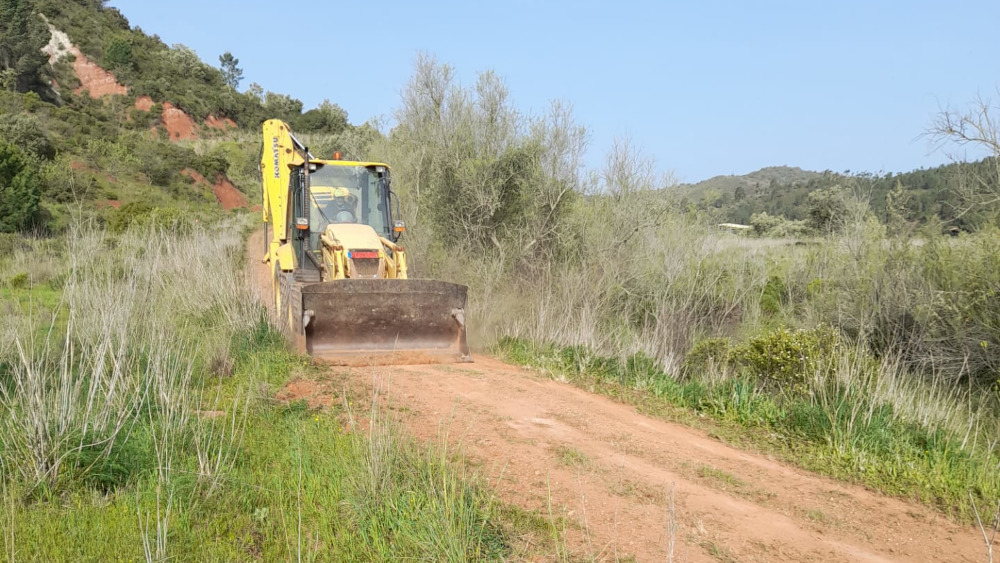 Arranjo e melhoramento de caminhos na zona de Vale Fuzeiros